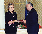 В.И. Матвиенко вручает премию Правительства РФ, Москва, 2000 г.